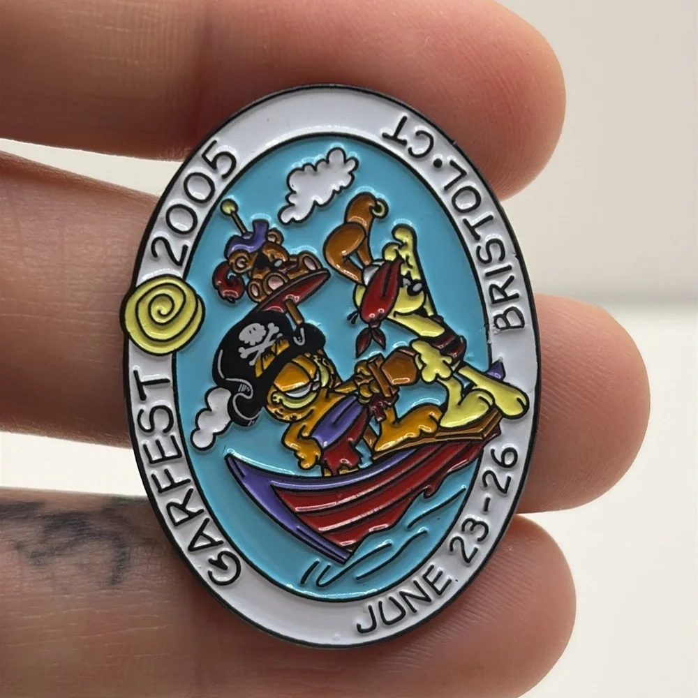 Garfield Garfest 2005 Bristol Connecticut Odie Comic Strip Pirates Lapel Hat Pin